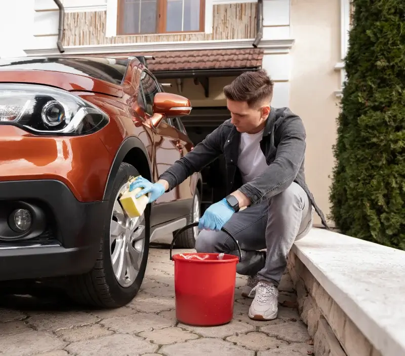 Lavage auto à domicile Montpellier-de-Médillan : professionnel intervenant sur un véhicule